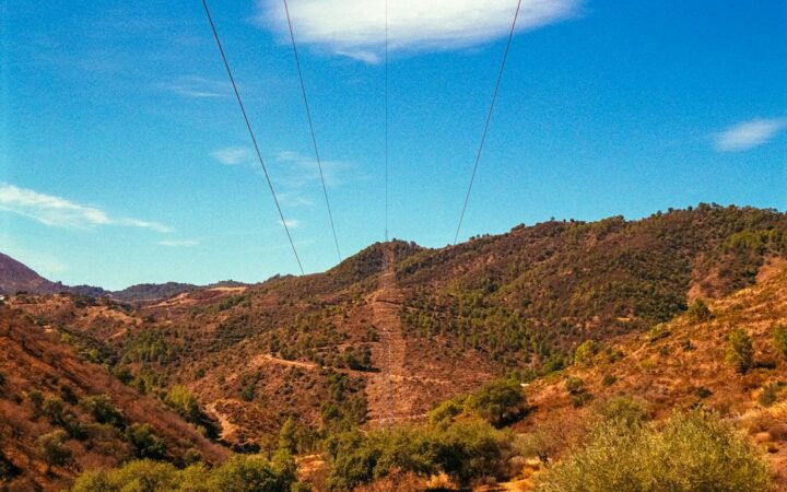 Líneas eléctricas conectadas a infraestructura digital