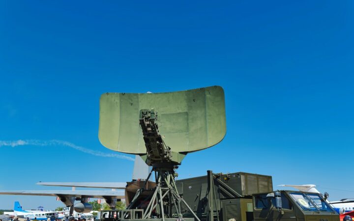 Aeronave militar durante una demostración aérea