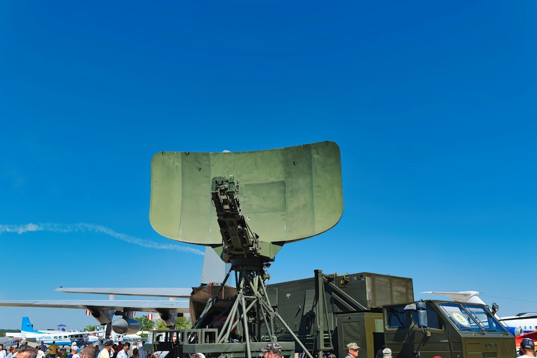 Aeronave militar durante una demostración aérea