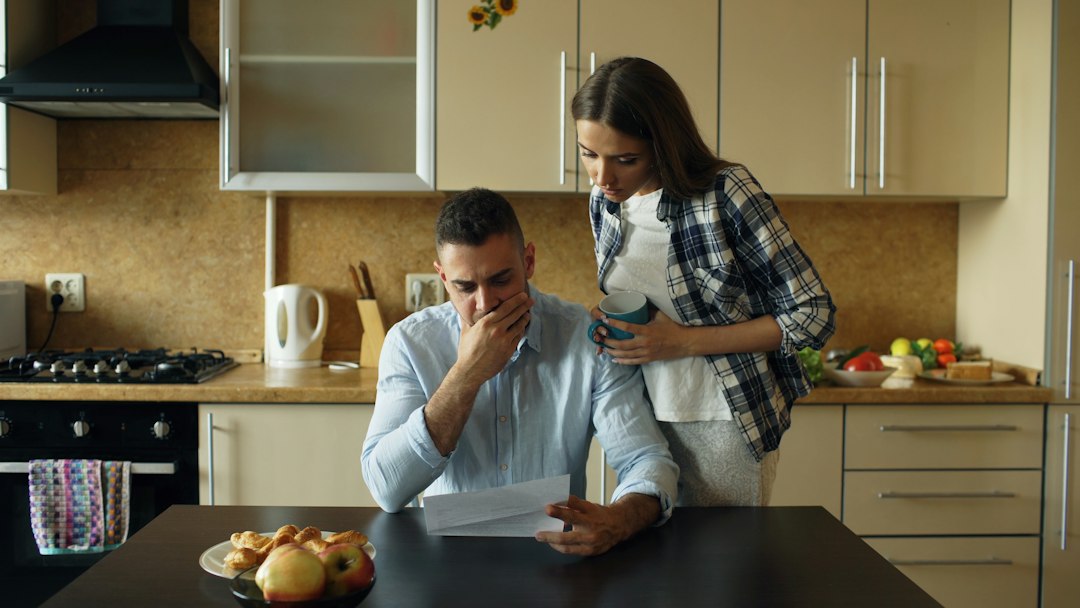 Pareja revisando facturas y deudas domésticas