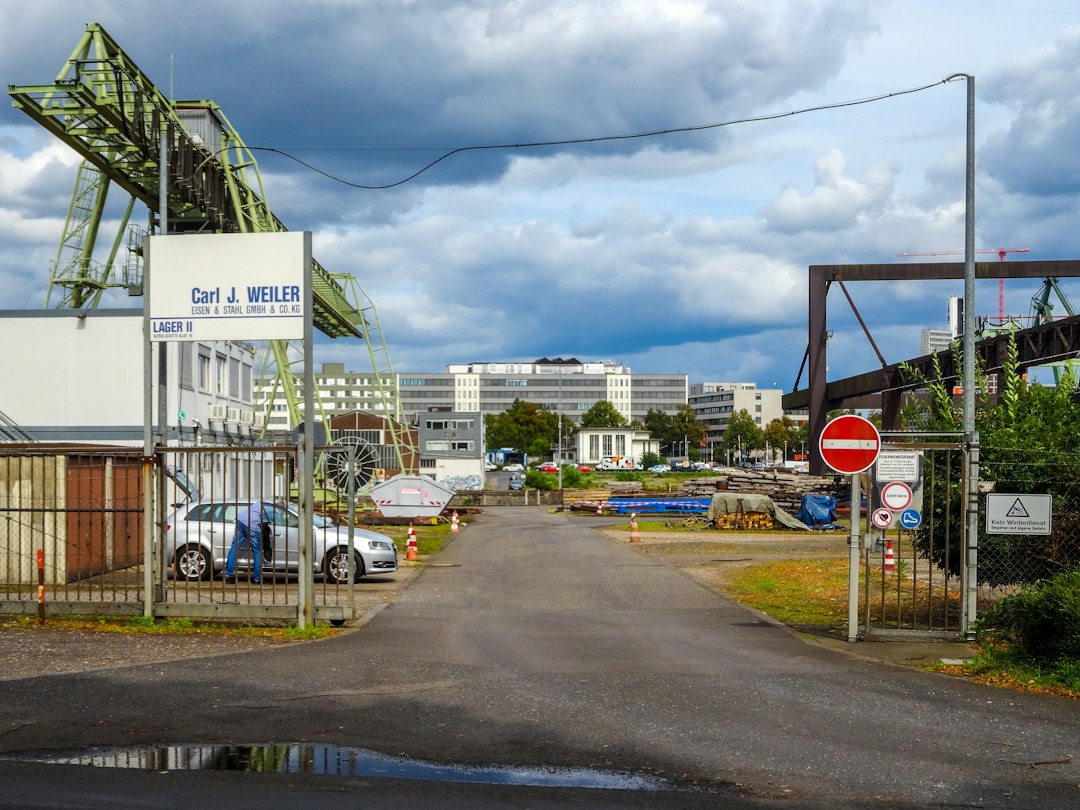 Complejo industrial alemán junto al río Rin