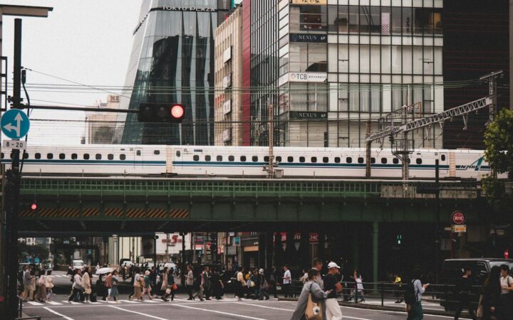 Japón busca una inflación impulsada por salarios mientras el petróleo agranda su déficit comercial