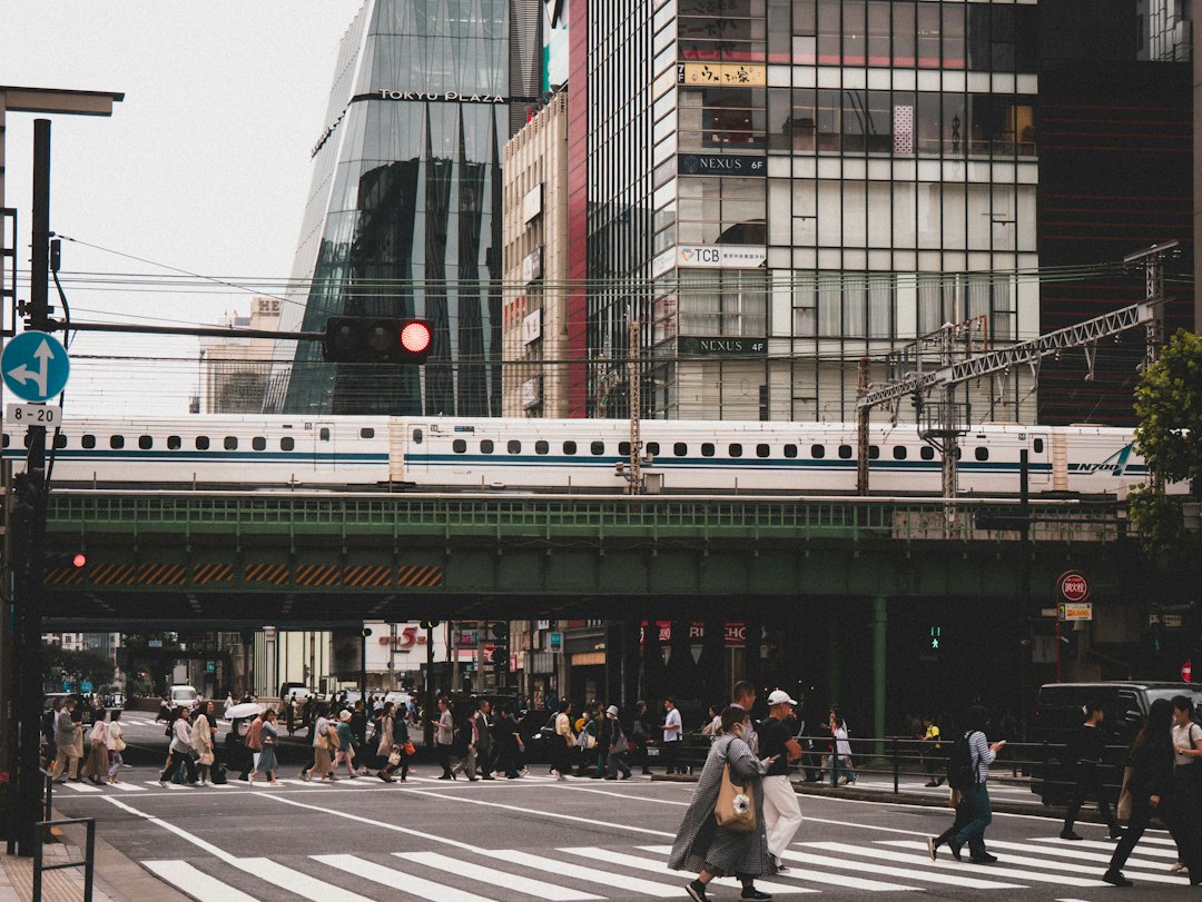 Japón busca una inflación impulsada por salarios mientras el petróleo agranda su déficit comercial