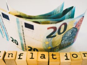 Billetes de euro como representación de ingresos, gasto e inflación de los hogares