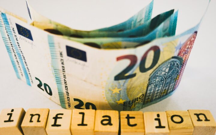 Billetes de euro como representación de ingresos, gasto e inflación de los hogares