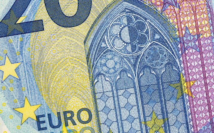 Detalle de un billete de 50 euros como referencia a la deuda pública europea