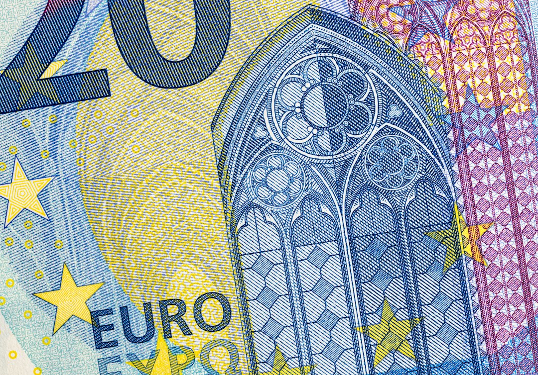 Detalle de un billete de 50 euros como referencia a la deuda pública europea
