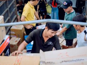 Centro logístico con paquetes preparados para distribución