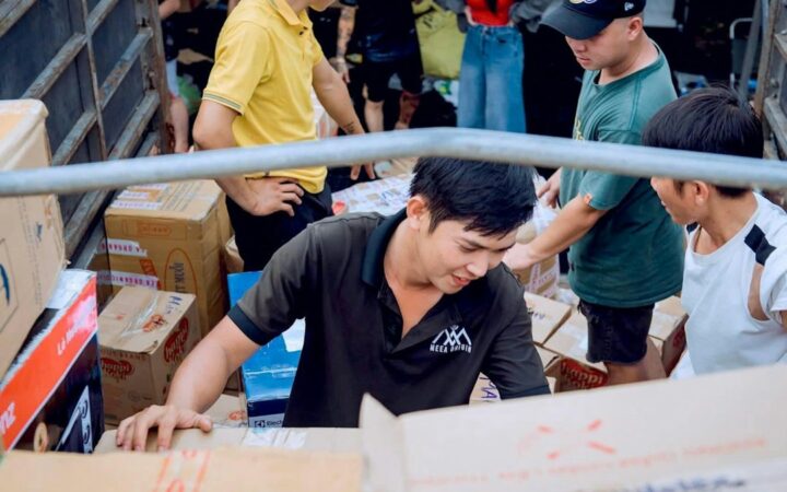 Centro logístico con paquetes preparados para distribución