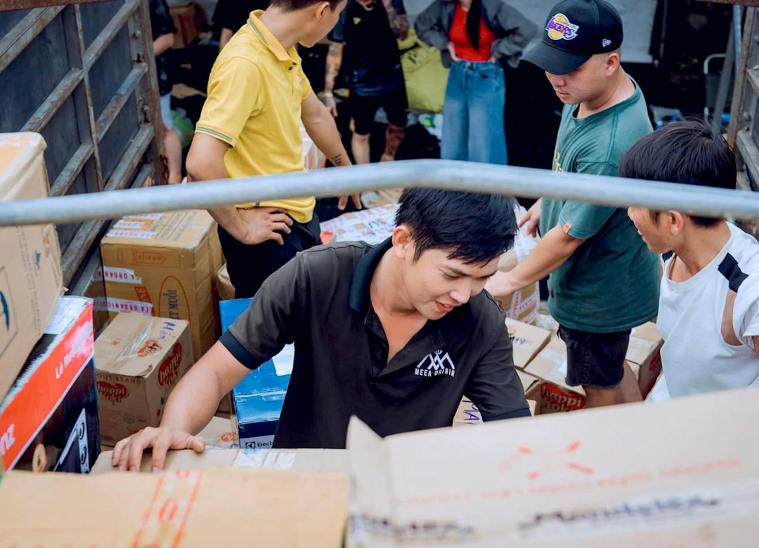 Centro logístico con paquetes preparados para distribución